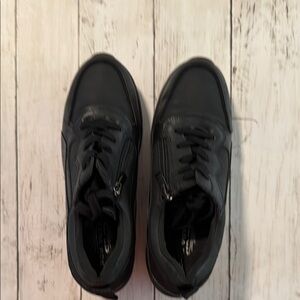 Women’s raised heel  Black Sneakers